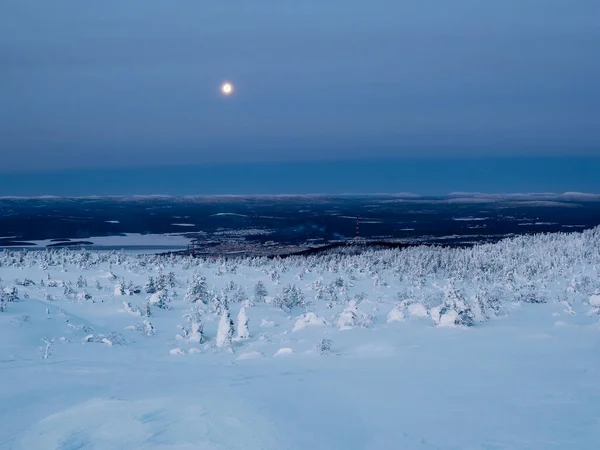 러시아 북부의 겨울에는 극지방 언덕의 눈덮인 경사면 보름달이 극지방의 — 스톡 사진