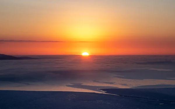 集中精神美丽的北极光黎明时分 全景色彩斑斓的天空 空中风景 晨曦明亮的天空与白海 高空俯瞰 — 图库照片