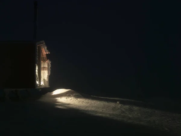 Boczne Światło Okna Nocy Domku Zimowej Łące Zaspy Śnieżne — Zdjęcie stockowe