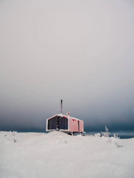 Pionowe Minimalistyczne Tło Samotną Czerwoną Kabiną Zimą Pod Dramatycznym Niebem — Zdjęcie stockowe