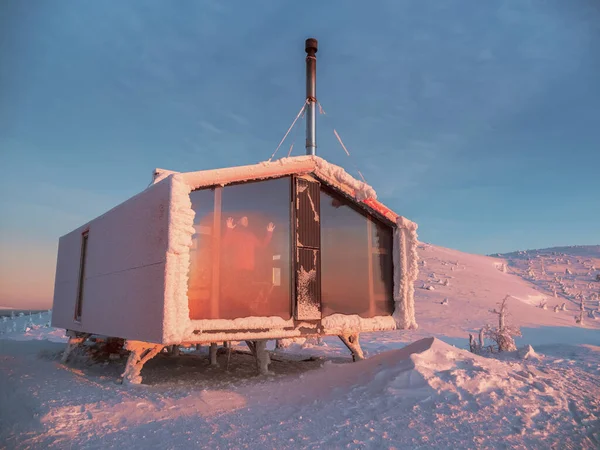 Man Het Winterraam Blij Met Zon Eenzame Rode Hut Winter — Stockfoto
