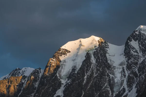 Awesome Scenery Sunlit Snow Mountains Cloudy Sky Sunrise Dark Scenic — Stock Photo, Image