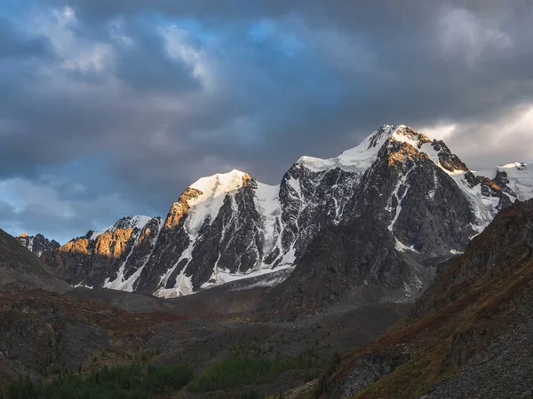 Cordilheira Nascer Sol Cenário Impressionante Com Montanhas Neve Iluminadas Pelo — Fotografia de Stock