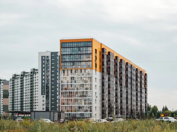 Moderner Plattenbau Neues Wohngebiet Schöne Bunte Neubauten Farbige Wand Vor — Stockfoto