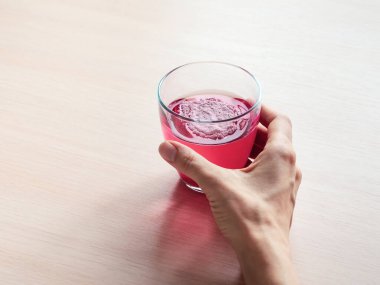 Elinde meyve suyu olan bir bardak. Deri yenilenmesi için doğal böğürtlen kolajen protein tozu. Yiyecek katkı maddeleri. Tek kullanımlık kolajen tozu. Boşluğu kopyala.