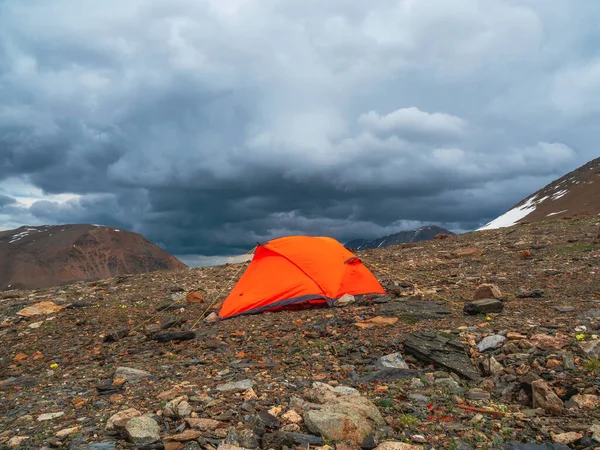 Letni Kemping Górach Jasny Alpejski Krajobraz Żywym Pomarańczowym Namiotem Bardzo — Zdjęcie stockowe