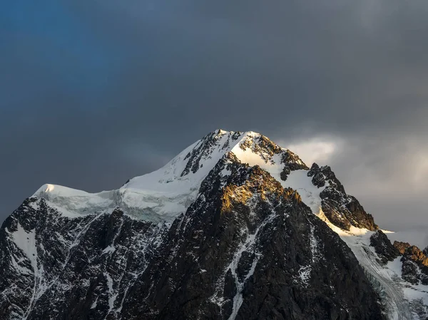 Атмосферный Альпийский Пейзаж Заснеженной Горной Вершиной Вечерним Небом Удивительные Пейзажи — стоковое фото