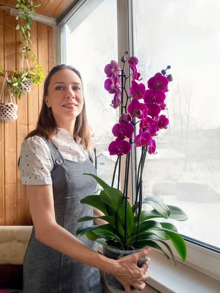 Foco Suave Jardineiro Mulher Feliz Com Uma Orquídea Grande Florescendo — Fotografia de Stock