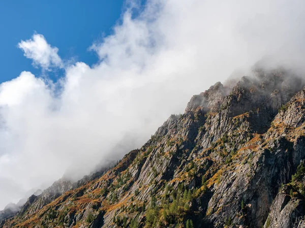 Cresta Della Montagna Sotto Bianche Nuvole Basse Vista Atmosferica Spettrale — Foto Stock