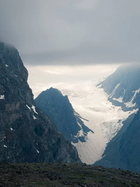 Foco Suave Paisagem Vertical Atmosférica Com Silhuetas Difusas Rochas Afiadas — Fotografia de Stock