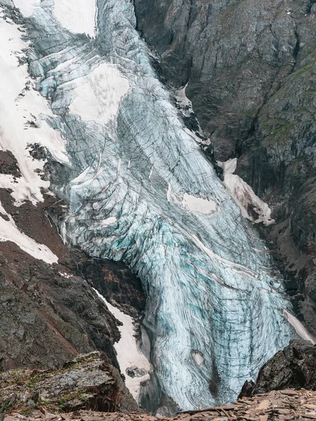 Verticaal Berglandschap Met Blauwe Lange Verticale Gletsjertong Met Scheuren Tussen — Stockfoto