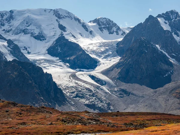 Scénická Horská Krajina Velkým Točitým Ledovcem Skalnatém Kopci Úžasná Scenérie — Stock fotografie