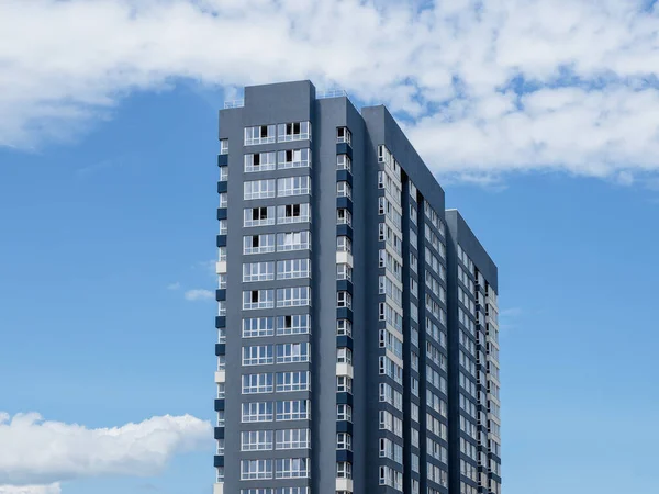 Modern güzel yeni binalar. Mavi gökyüzünün arka planında renkli bir duvar. Boşluğu kopyala.