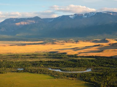 Altai 'nin dağları ve kayaları inanılmaz geçitler. Rüzgarlı nehirle birlikte açık havada sonbahar manzarası. Sıcak güneş ışığı ve açık alan, özgürlük.