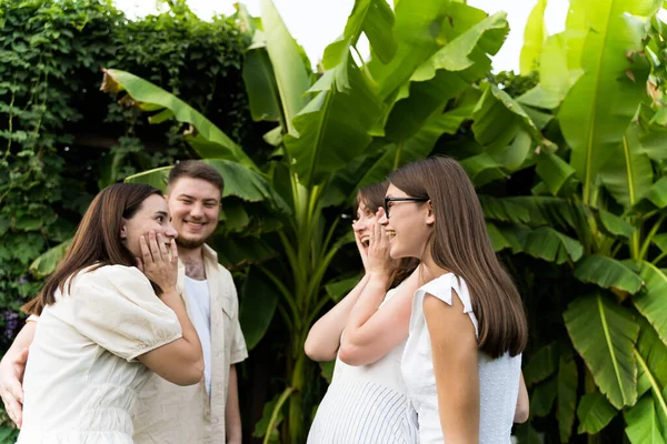 Arkadaşlar toplantıda güler. Güzel genç insanlar birbirini selamlar. Birliktelik dostluk