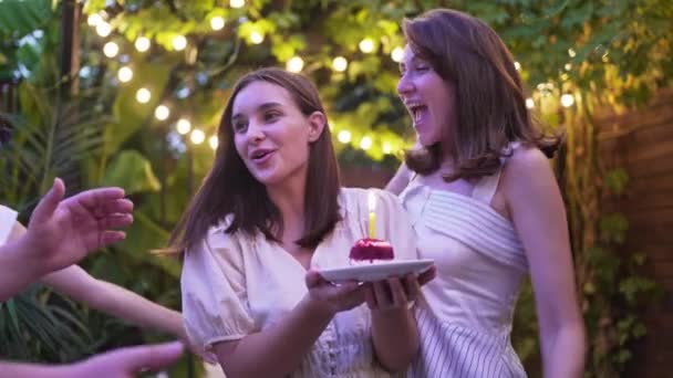 4K 10 kicsit. Szülinapi buli a barátokkal. Kívánj valamit. Születésnapi torta gyertyával. Évfordulós ünneplés — Stock videók