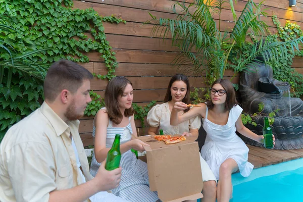Hafta sonunu kutluyoruz. Birlikte pizza yiyelim. Biralı havuz partisi.