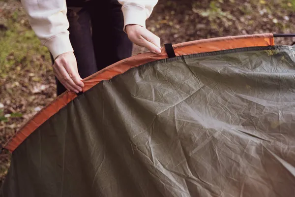 Montaje de la tienda, primer plano. Acampar en el bosque. Actividades, senderismo y trekking — Foto de Stock