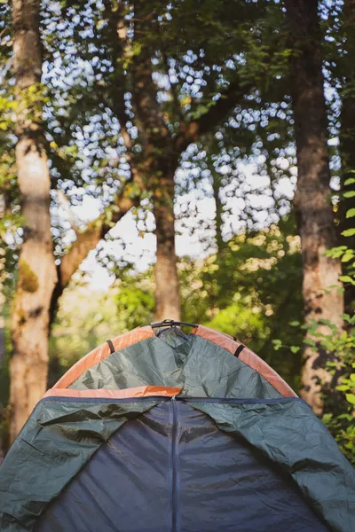 Sistemare la tenda nel bosco, primo piano. Campeggio. Attività ricreative all'aperto — Foto Stock