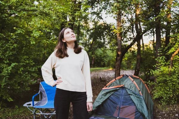 Una donna sola si gode una vacanza nella foresta con una tenda. Weekend nella natura, escursioni. Giovani turisti — Foto Stock