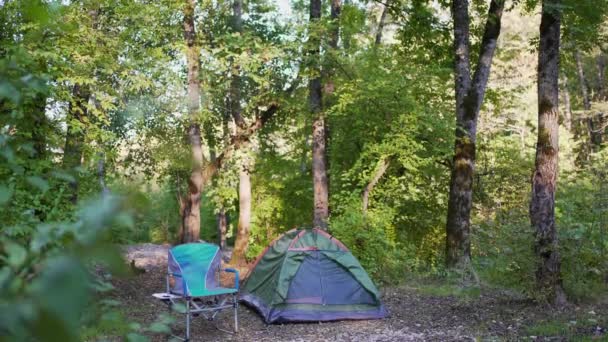 Enkelt tält och stol för vila i höstskogen. Kemp. Återvinningsresa — Stockvideo