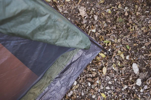 A montar uma tenda na floresta. Acampamento na natureza. Preparação do local de descanso Fotografia De Stock