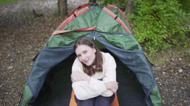 Çadırda genç bir kadın turist portresi. Ormanda rahatla vahşi doğada