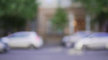 Şehir sokaklarının dikkati dağıldı. Bulanık şehir trafiği