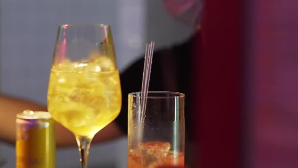 A csapos koktélokat készít a klubban. Gyönyörű alkohol a partin. — Stock videók