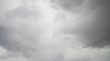 Fırtına bulutları. Yaz fırtınasında gökyüzündeki bulutların yavaş melodisi. Fırtına yaklaşıyor.