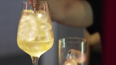 Alkollü bar. Barmen bir partide kokteyl hazırlar.