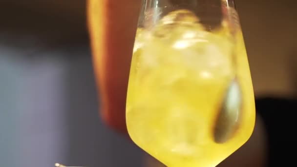 Preparation of a beautiful bright cocktail in the bar. Close-up. Alcohol in a nightclub — Stock Video