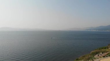 Sea bay. Hava manzaralı. Mavi okyanusta yelken açar