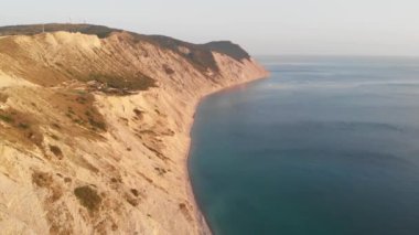 Deniz kenarındaki yüksek kayalar, insansız hava aracı manzarası. Yaz manzarası, uçurum