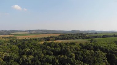 Havadan ekosistem. Yazın Yeşil Ağaçlar, Tepeler ve Tarlalar