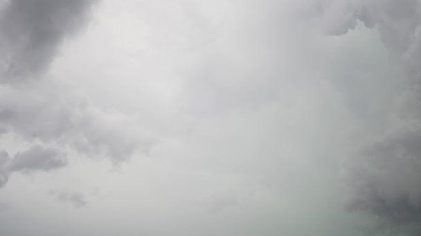Nuvole grigie lente 4k. Tempo atmosferico, tuoni e tempesta estiva — Video Stock
