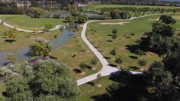 Golfklubbens antenn. Grönt landskap, territorium och växtdesign — Stockvideo