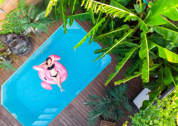 Mulher bonita em um círculo na piscina, vista drone Imagens De Bancos De Imagens Sem Royalties