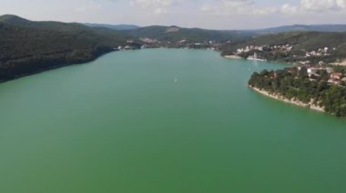 İHA 'daki yeşil gölün panoramik görüntüsü. Güzel bir gölün etrafındaki dağlar ve ormanlar