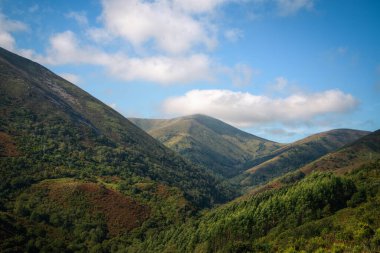 Büyük antik dağlar Galiçya 'daki Abadin Lugo' daki Xistral Sıradağları 'nda aşınarak yuvarlak şekillere dönüştü.