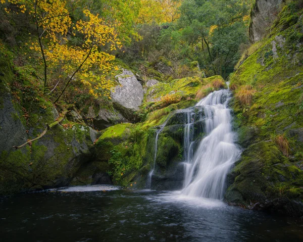 Pequeña Cascada Sobre Una Piscina Entre Rocas Granito Bosque Otoñal — Foto de Stock