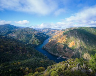 Ribeira Sacra 'nın Ribeira Sacra' daki manzarası Lugo ile Galiçya 'daki Ourense arasında.