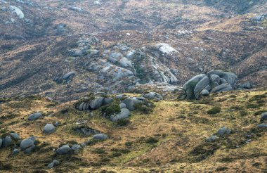 Galiçya 'daki Serra do Xistral Abadin arazisinde büyük kubbeler ve granit kayalar