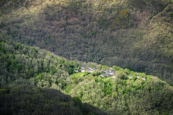 Piccolo Villaggio Circondato Immense Foreste Native Decidue Nelle Montagne Courel — Foto Stock