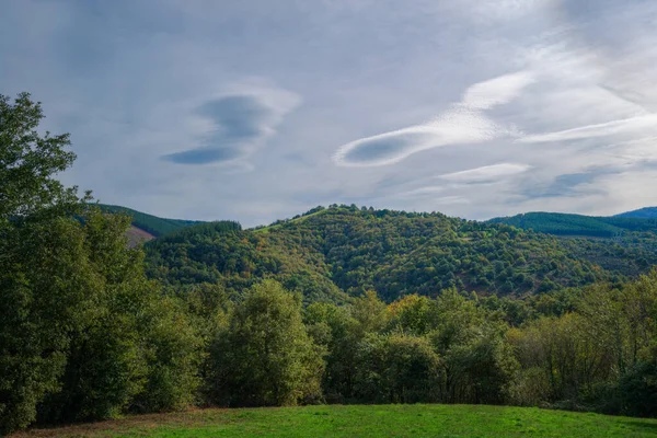 Lentikularwolken Einem Windigen Tag Über Den Bergen Und Wäldern Von — Stockfoto