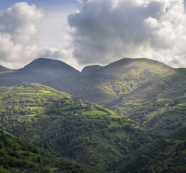 Małe Wioski Rolnicze Otoczone Pastwiskami Pod Górami Cervantes Ancares Lugo — Zdjęcie stockowe