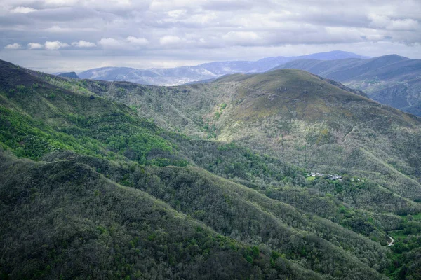 Kleine Dörfer Inmitten Ausgedehnter Eichen Und Kastanienwälder Geopark Courel Mountains — Stockfoto