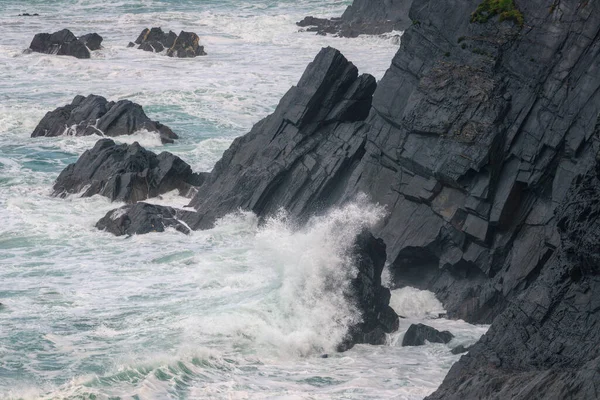 Marea Cantabriană Lovește Stâncile Negre Din Loiba Din Espasante Coruna — Fotografie, imagine de stoc