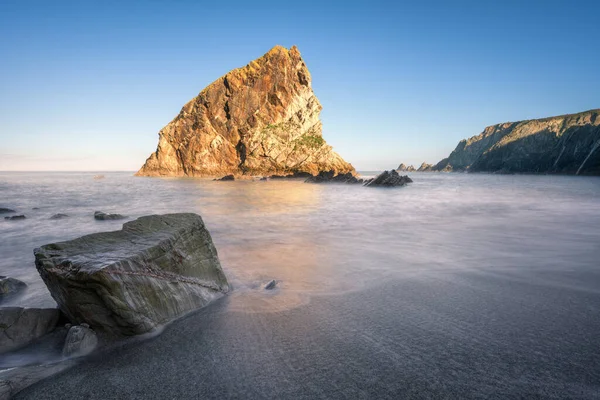 Curious Rock Diagonal Vein Quartz Beach Loiba Espasante Galicia — Fotografia de Stock