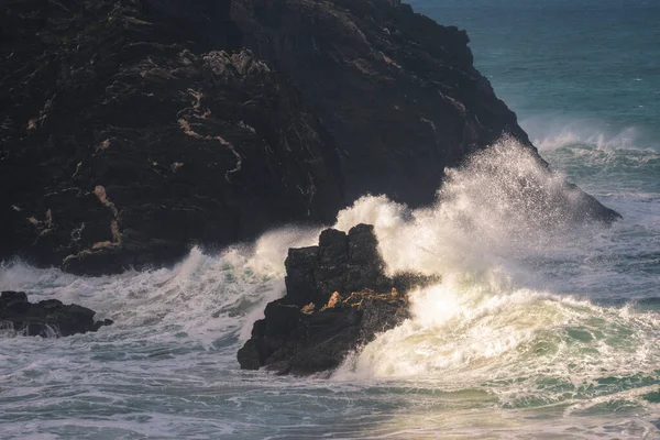 Grandes Olas Golpean Los Acantilados Pizarra Con Venas Pirita Loiba — Foto de Stock